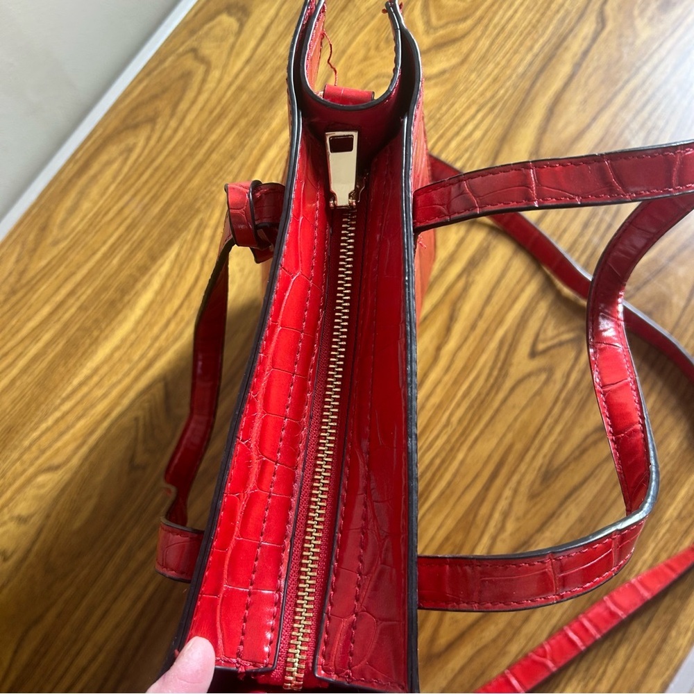 Vibrant Red Crocodile Embossed Shoulder Bag Adjustable Strap Zip Closure - Picture 8 of 11